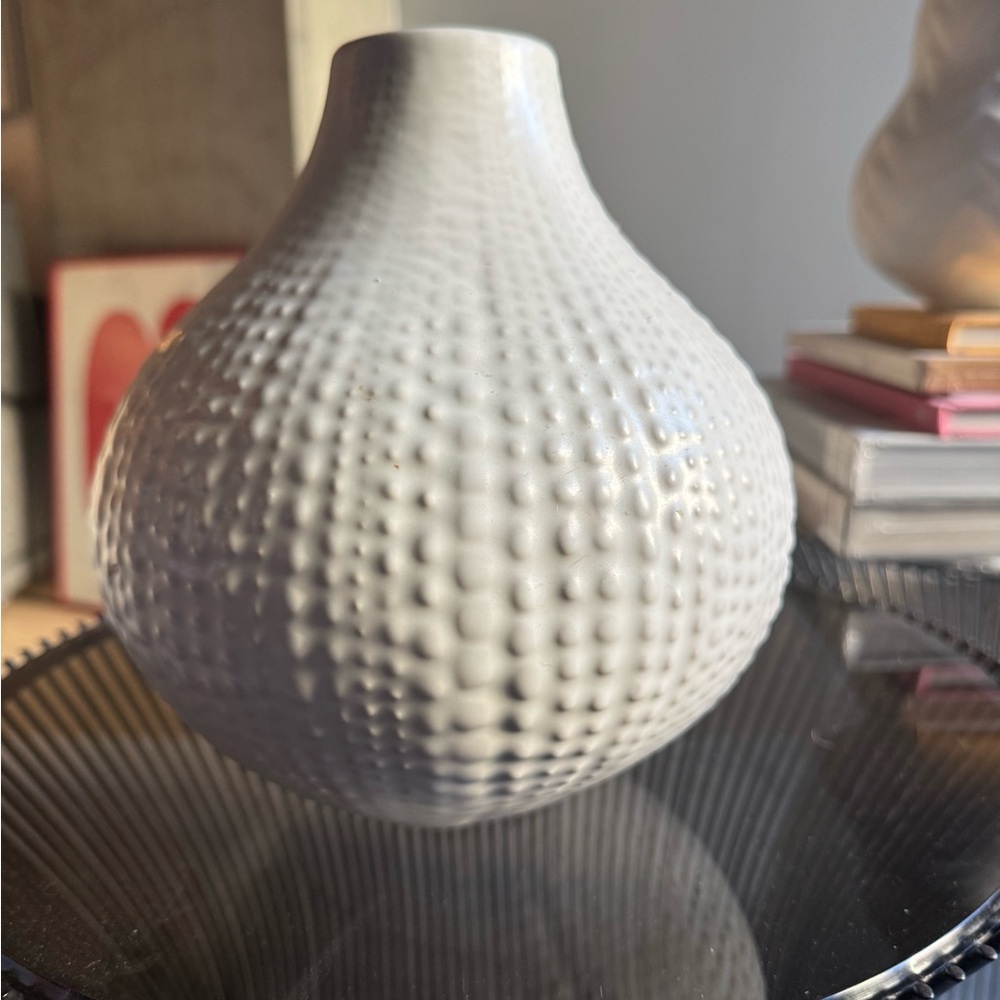 Jonathan Adler relieve White Ceramic Vase